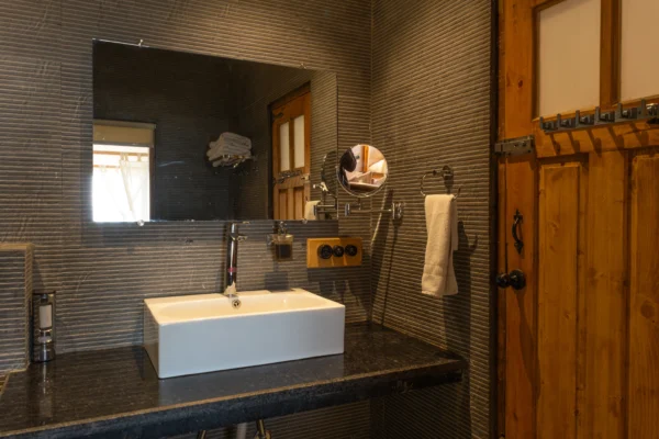 Kufri Deluxe Room - Image 8