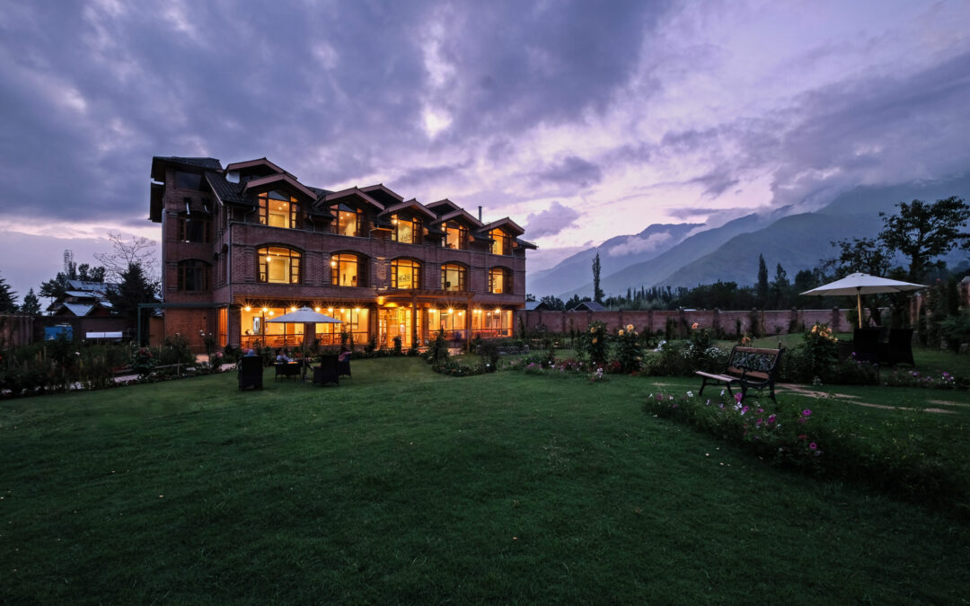 Jaadooghar Snow-Capped Retreat